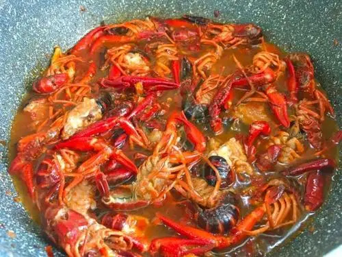烧小龙虾加入啤酒能达到什么效果做小龙虾放多少啤酒煮(小龙虾放啤酒煮还需要放水煮吗)