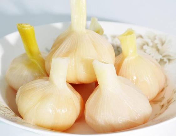 醋泡大蒜多久可以吃醋泡大蒜用什么醋好(醋泡大蒜多久能吃)