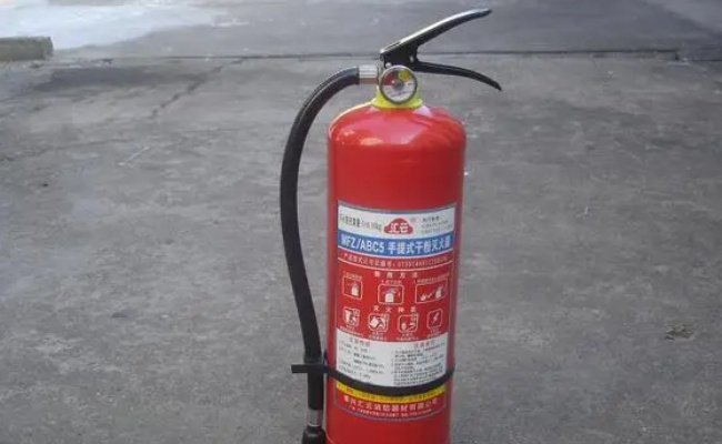 ​干粉灭火器原理是什么二氧化碳灭火器原理是什么(干粉灭火器灭火原理是窒息吗)