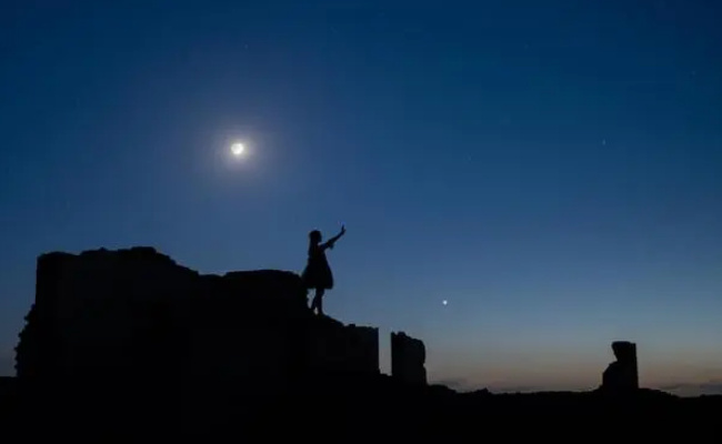 10月10日最美“星月童话”金星合月来了什么是金星合月(2021年10月金星合月)