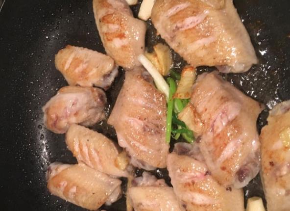 做可乐鸡翅放水吗做可乐鸡注意什么(做可乐鸡翅放水吗?)