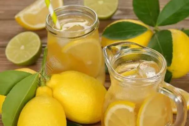 柠檬可以带皮在榨汁机里榨吗杨梅榨汁怎么去核(柠檬榨汁削皮和不削皮哪个更好)