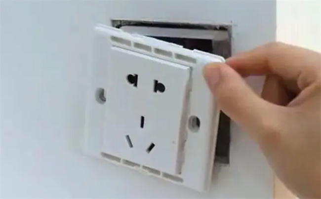 墙上插座松动不好用学会一招不花一分钱比新的还牢固(墙上插座松了有什么安全隐患)