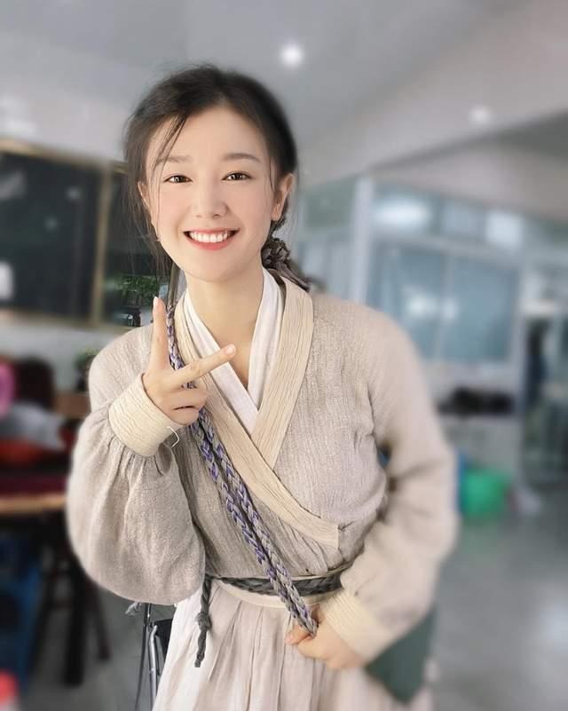 被美女包围 怎么形容