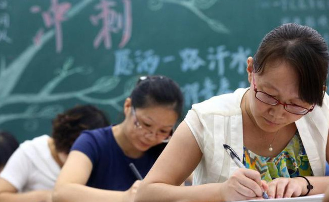 公办教师调入镇政府30年退休没编制要如何解决呢(从乡镇教师调到县城得花多少钱)