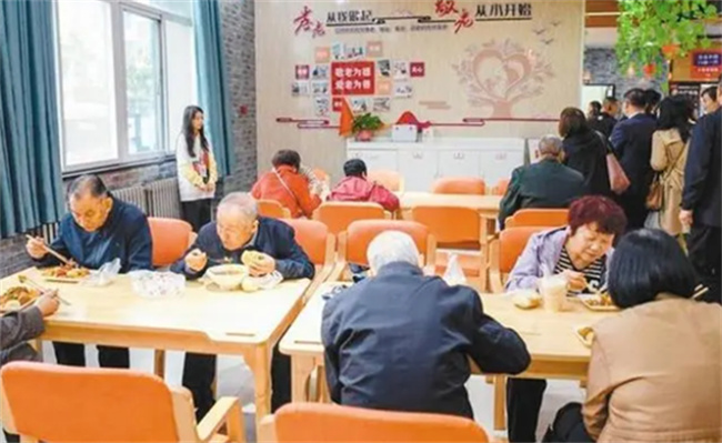 吃老年食堂、上老年大学如何看待年轻人蹭老式消费(老年大学有学做饭的吗)