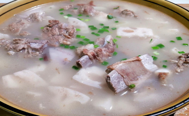 ​莲藕牛排骨汤有什么功效莲藕牛排骨汤上火吗(莲藕排骨汤的功效与作用)