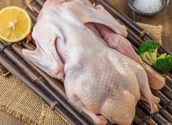 炖汤的鸭子要焯水吗除去血水血块清爽不腥(鸭子炖汤要过水吗)