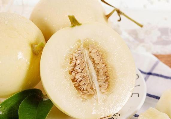 香瓜不能和什么一起吃寒性油腻高蛋白甜食等食物(香瓜不能和什么一起吃/同吃)