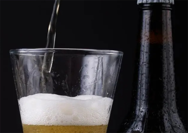 啤酒倒入食盐里太厉害了