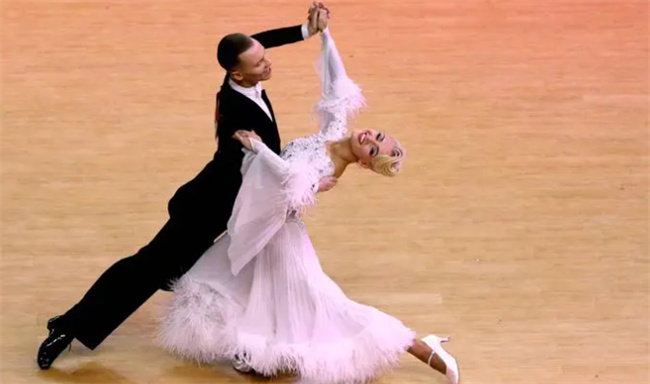 圆舞曲起源圆舞曲是哪里的(圆舞曲起源于哪个国家的一种民间舞蹈)