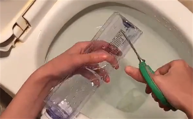 厕所堵了用什么通最方便最快蹲厕堵塞疏通的最好办法(蹲厕堵住了)