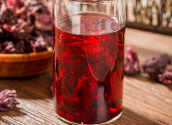 喝洛神花茶会拉肚子吗洛神花每天泡多少合适(喝洛神花茶的危害)