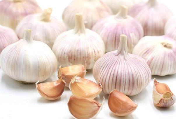 吃完榴莲能吃大蒜吗?