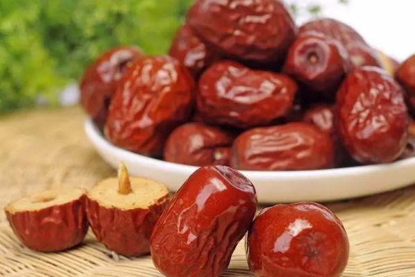 哪类人应少吃大枣百合莲子大枣粥怎么做(百合莲子大枣粥的功效和作用)