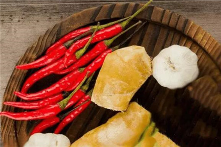 5块钱3斤的辣椒放醋里一泡1碟能下3碗饭！(辣椒用醋和水的比例是多少)