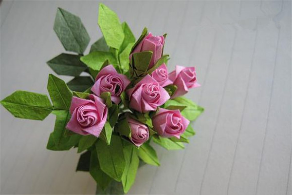 折纸花艺术欣赏：将美丽定格(漂亮的折纸花视频)