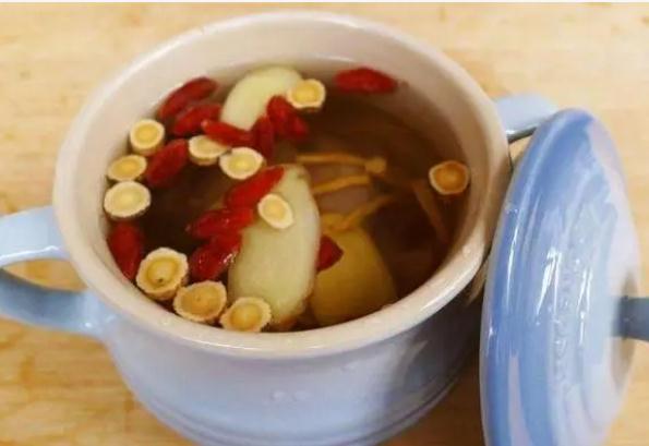 红参大枣可以一起煮吗红参大枣泡水喝的功效(红枣和参片泡水的功效)