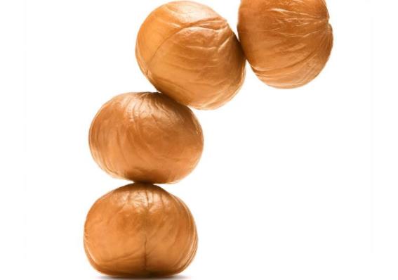 吃板栗放屁怎么回事淀粉含量非常高致肠道内气体增加(为啥吃板栗会放屁?)