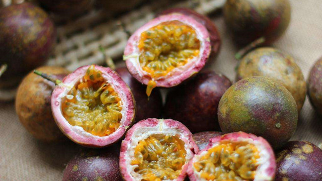 百香果的籽要嚼碎吃吗(百香果的籽嚼碎吃好还是不嚼碎好?)
