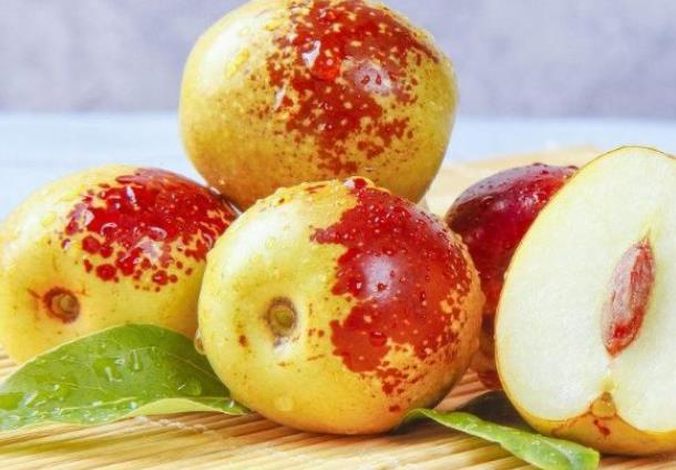 冬枣可以削皮吃吗冬枣发皱还能吃吗(冬枣切开会氧化吗)