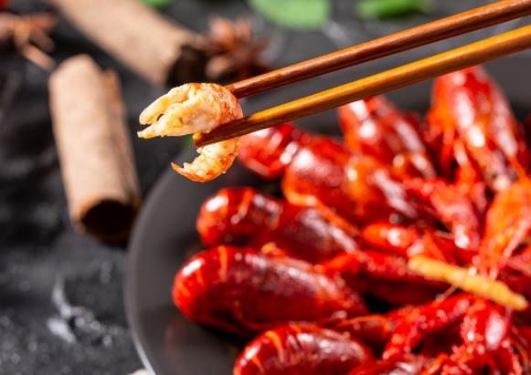 小龙虾青色和红色哪个好