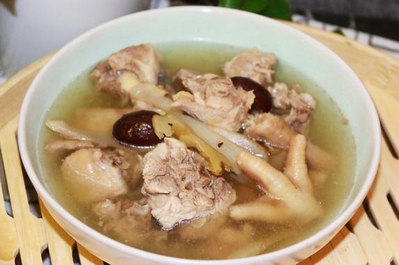玉竹红枣煲鸡汤有什么功效玉竹可以直接泡水喝吗(玉竹红枣炖鸡汤的功效与作用)