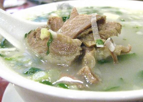 吃羊肉可以喝白酒吗吃羊肉喝白酒还是啤酒好(吃羊肉可以喝白酒么)