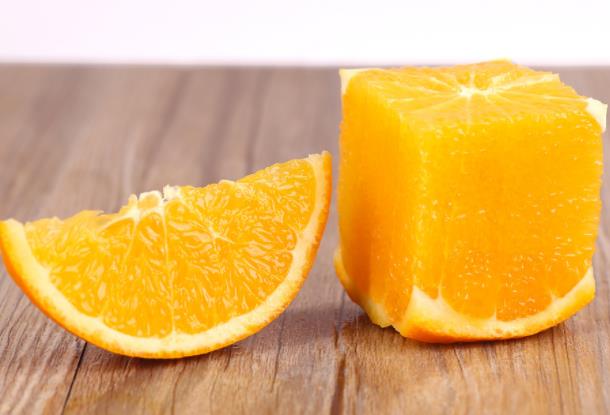 宝宝可以吃盐蒸橙子吗盐蒸橙子适合什么人群(蒸盐橙小孩吃好不好)