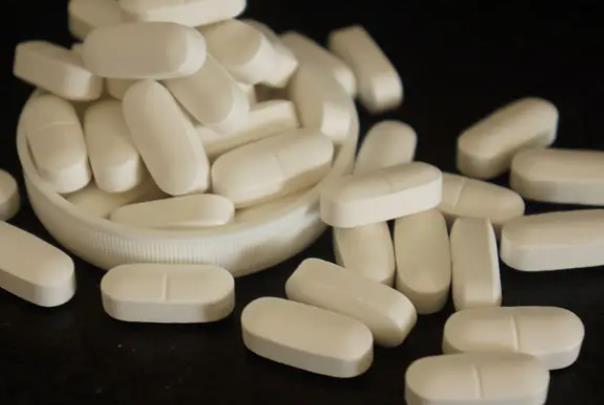 牛奶和钙片可以一起吃吗牛奶钙片一起吃多少(牛奶和钙片一起吃好吗)