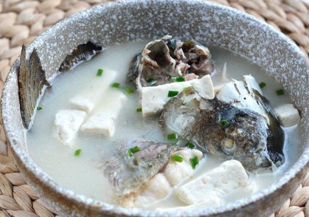 晚上吃鱼头豆腐汤会胖吗鱼头豆腐汤卡路里含量多少(鱼头豆腐汤增肥吗)