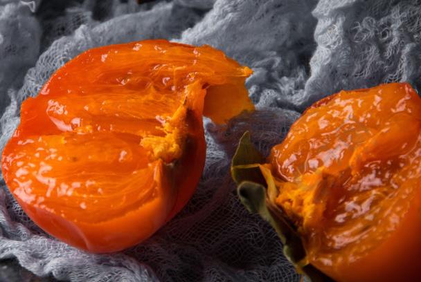 冻柿子要熟了才能冻吗吃冻柿子需要解冻吃吗(冻柿子要剥皮吗)