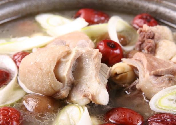 羊肉怎么焯水最合适羊肉焯水后用冷水洗吗(羊肉焯水用凉水还是用开水)