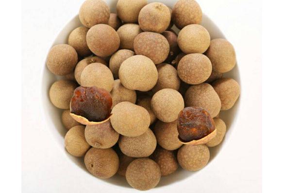 桂圆干怎么挑选好桂圆干为什么有黑的还有黄的(桂圆干是颜色深的好还是浅的好)