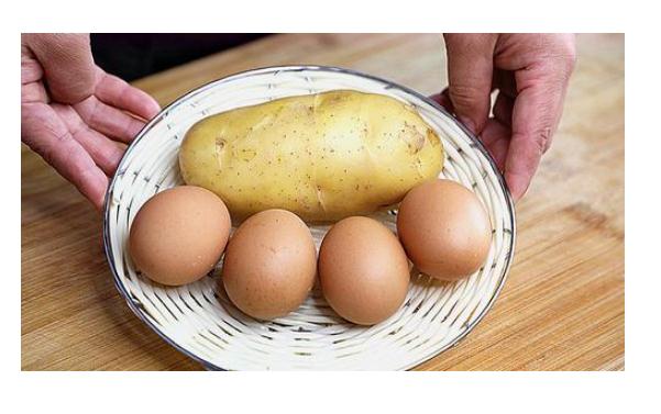 土豆配鸡蛋会中毒吗土豆的最佳搭配是什么(土豆配鸡蛋会不会中毒)