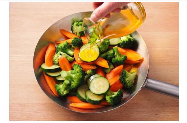 什么样的橄榄油适合炒菜橄榄油怎么做出来的(哪种橄榄油炒菜好)