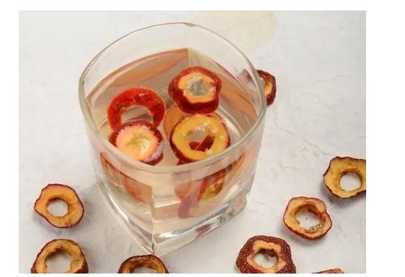 山楂泡茶放多少片合适山楂枸杞茶能放冰糖吗(山楂枸杞子泡水比例)