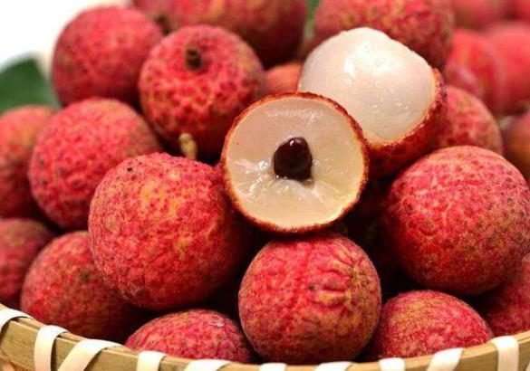 荔枝怎么挑选好吃的颜色暗红色手感富有弹性外壳平坦(荔枝要怎么挑选)