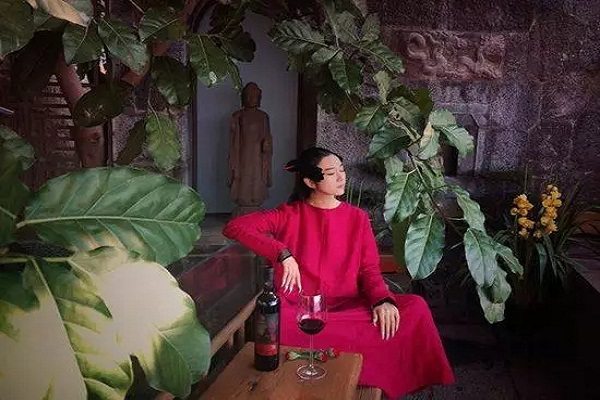 洱海边月亮宫里她用心创造了一个世外桃源(洱海看月亮)