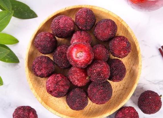 杨梅发白能吃吗杨梅长毛洗洗能吃吗(杨梅长白毛洗掉还能吃吗)