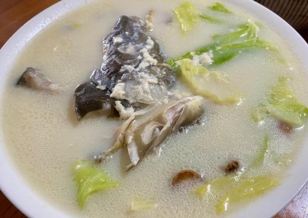 炖鱼头豆腐汤用大火还是小火沸腾状态让小脂肪不易聚集一起(鱼头豆腐汤用大火炖还是小火炖)