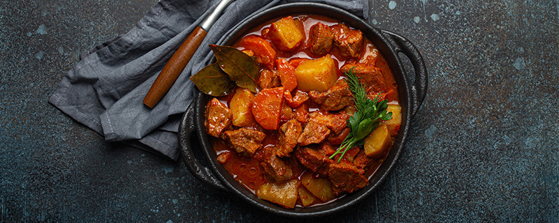 红烧羊肉怎么烧好吃羊肉不能和什么一起吃(红烧羊肉的最佳搭配)