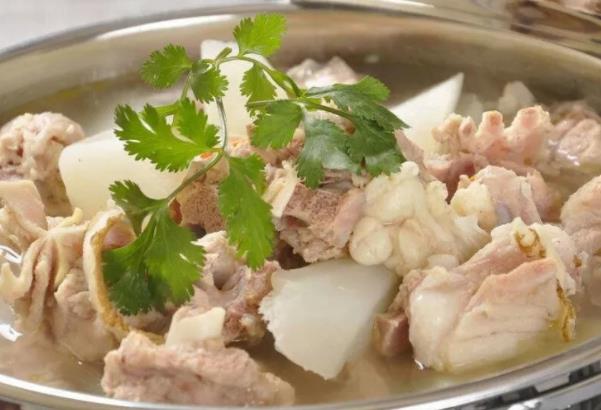 吃羊肉喉咙痛怎么办湿热体质适合吃羊肉吗(吃羊肉导致喉咙痛咳嗽怎么办)