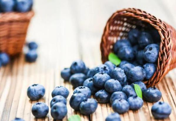 蓝莓是热性还是凉性性凉,清热降火润肠通便美容(蓝莓是热性还是凉性有什么功效)