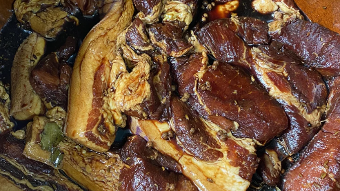 猪肉放酱油泡两天比腊肉还香正常吗猪肉放酱油里泡两天有亚硝酸盐吗(腊肉和酱油肉的区别)