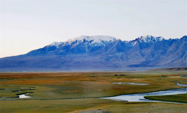 当灿烂的太阳跳出东海的碧波帕米尔高原依然是群星闪烁