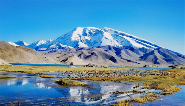 当灿烂的太阳跳出东海的碧波帕米尔高原依然是群星闪烁