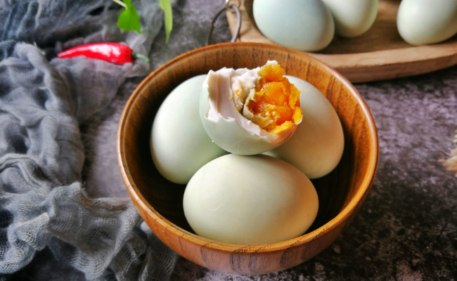 ​鸭蛋怎么腌鸭蛋腌制能保存多久(煮熟的咸鸭蛋能放多久)