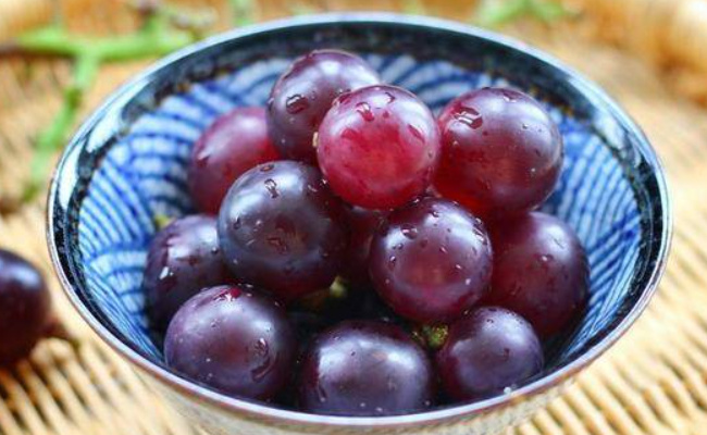 ​为什么吃完葡萄不要立刻喝水(人如果不吃饭只喝水打葡萄糖能活多久)