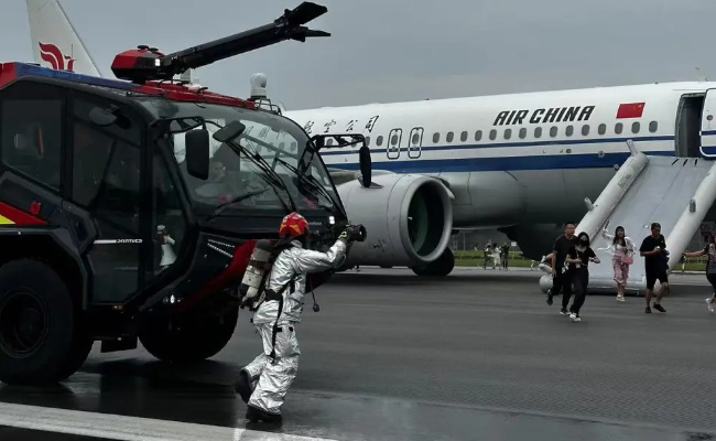 四川航空3u8633航班事故原因